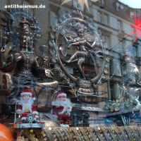 Hinduistisch-weihnachtliche Schaufensterdekoration